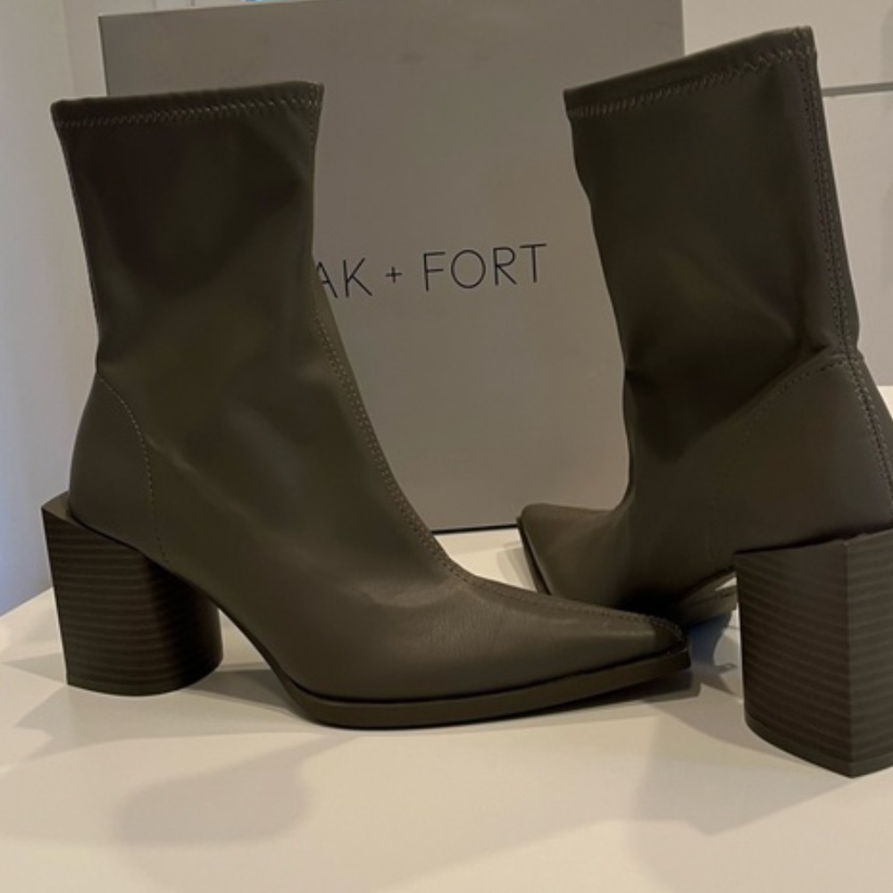 NWT Oak & Fort Booties